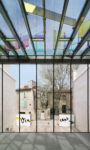 Vue de la cour intérieure depuis la librairie foto Stefan Altenburger Photography Zürich È l’evento dell’anno in Francia? Ad Arles apre la nuova Fondation Vincent van Gogh, diretta da Bice Curiger: ecco le prime immagini live…