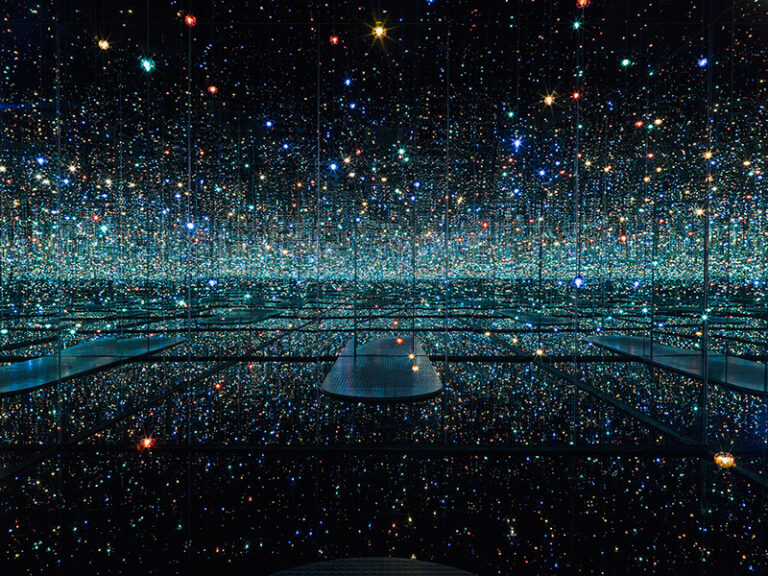 Yayoi Kusama Infinity Mirrored Room – The Souls of Millions of Light Years Away Kjartansson, Yayoi Kusama, Kentridge. Il nuovo museo losangeleno va alle lunghe, e allora Broad aggiorna la sua collezione: con tanti “nuovi” artisti…