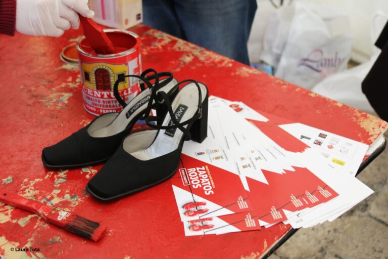foto 10 L’arte di Elina Chauvet: scarpe rosse in marcia contro il femminicidio. Arriva ad Andria la performance di denuncia, in difesa delle donne
