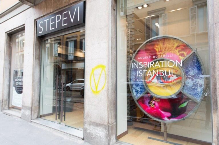 foto 4 Salone Updates: da Istanbul a Milano, l’artista Angelo Bucarelli presenta otto tappeti d’ispirazione turca, alla galleria Battaglia. Una produzione Stepevi, in edizione limitata