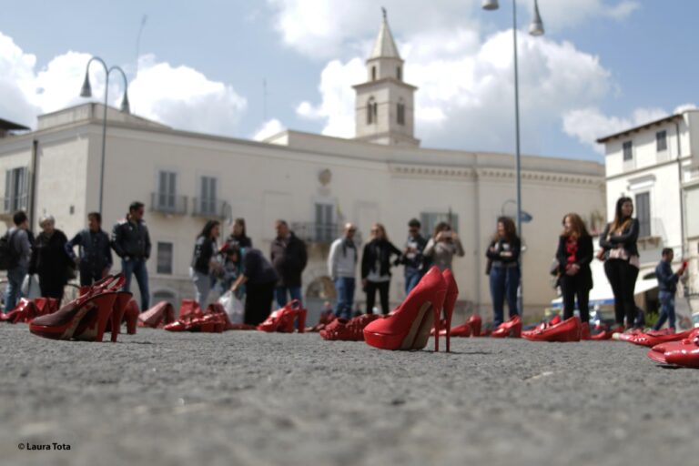 foto 4 L’arte di Elina Chauvet: scarpe rosse in marcia contro il femminicidio. Arriva ad Andria la performance di denuncia, in difesa delle donne