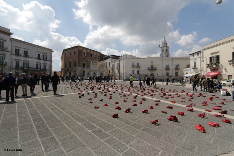 foto 5 L’arte di Elina Chauvet: scarpe rosse in marcia contro il femminicidio. Arriva ad Andria la performance di denuncia, in difesa delle donne