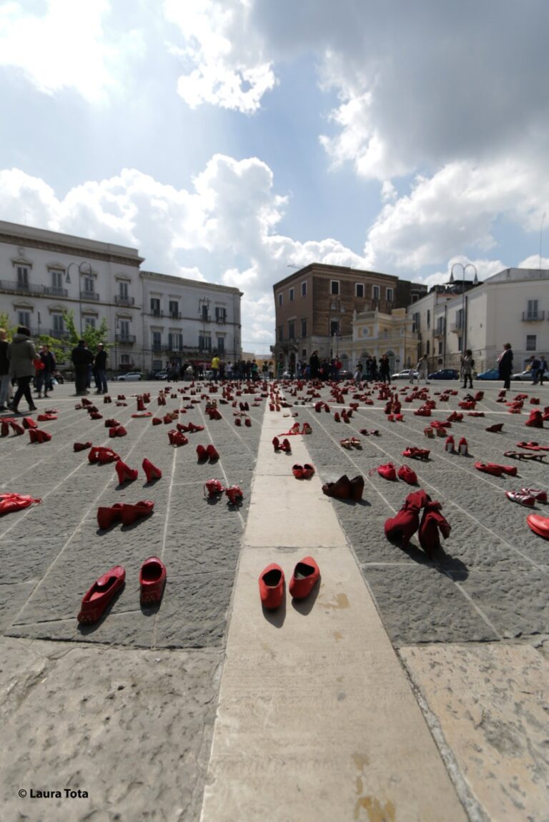 foto 6 L’arte di Elina Chauvet: scarpe rosse in marcia contro il femminicidio. Arriva ad Andria la performance di denuncia, in difesa delle donne