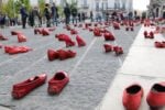 foto 7 L’arte di Elina Chauvet: scarpe rosse in marcia contro il femminicidio. Arriva ad Andria la performance di denuncia, in difesa delle donne