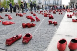 L’arte di Elina Chauvet: scarpe rosse in marcia contro il femminicidio. Arriva ad Andria la performance di denuncia, in difesa delle donne