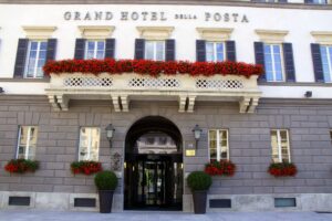 A Sondrio il 25 aprile si festeggia al Grand Hotel della Posta. Un party per un albergo-museo, pieno di opere d’arte