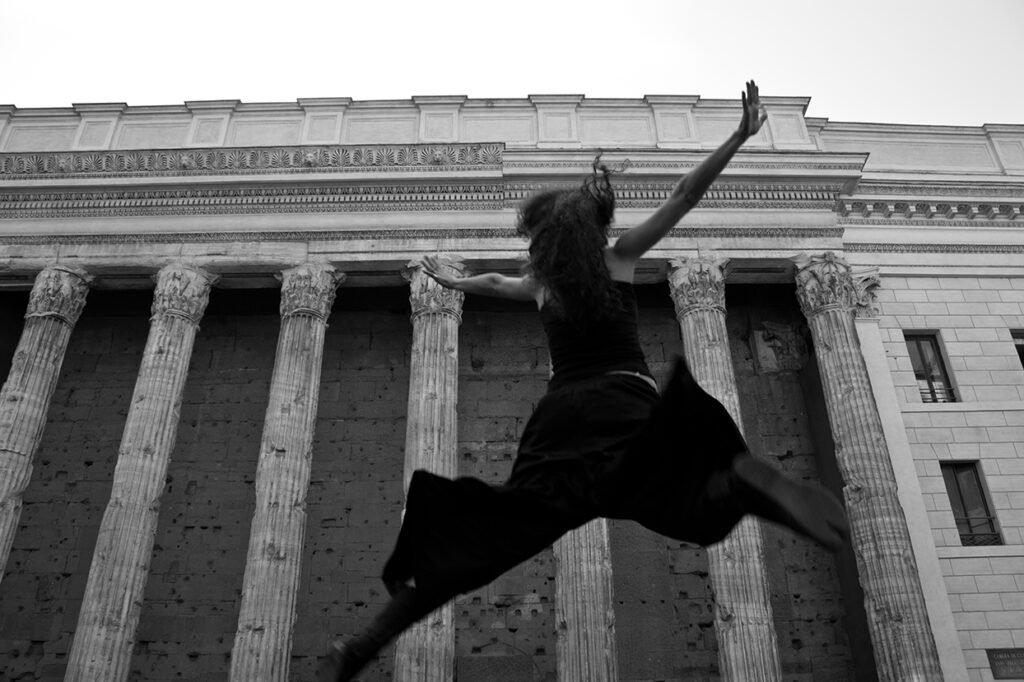 Il Pasodoble di Laura Cionci e Daria Paladino. Fotografie in mostra da Toselli di Milano, ma anche sul web: a favore di collezionista virtuale