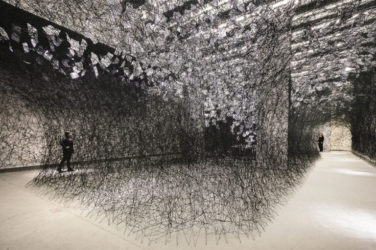 1 Chiharu Shiota A Long Day Tenuta Dello Scompiglio 2014 veduta di insieme foto G. Mencari Un lungo giorno meditativo, per Chiharu Shiota. Inaugurata alla Tenuta dello Scompiglio di Vorno l’installazione dell’artista giapponese. Un groviglio scuro, come un’apparizione onirica