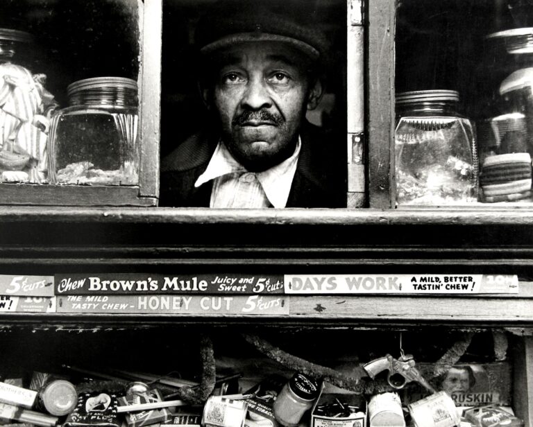 2. Morris Engel Negoziante di Harlem New York City 1937 Ruth Orkin e Morris Engel: quando vita e arte vanno in coppia