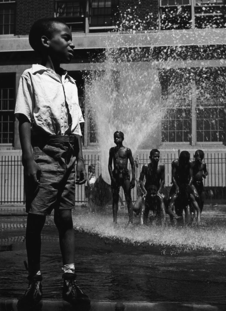 4. Morris Engel Doccia in strada New York City 1938 Ruth Orkin e Morris Engel: quando vita e arte vanno in coppia