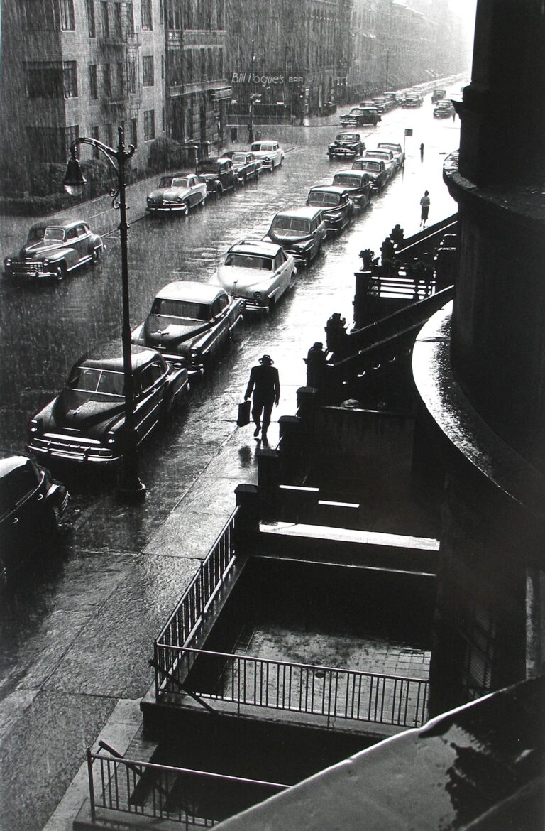 7. Ruth Orkin Uomo nella pioggia New York City 1952 Ruth Orkin e Morris Engel: quando vita e arte vanno in coppia