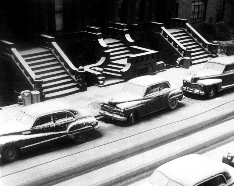 8. Ruth Orkin Scalini imbiancati. Vista dalla mia finestra sulla West 88th Street New York City 1952 Ruth Orkin e Morris Engel: quando vita e arte vanno in coppia