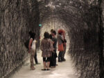 9 opening Un lungo giorno meditativo, per Chiharu Shiota. Inaugurata alla Tenuta dello Scompiglio di Vorno l’installazione dell’artista giapponese. Un groviglio scuro, come un’apparizione onirica