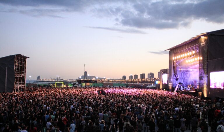 Ambiente Tame Impala 2013 Dani Canto Primavera Sound. Parte la stagione dei grandi festival di musica per il 2014: a Barcellona si comincia sotto il segno dell’indie…