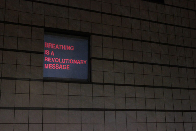 Breathing is a revolutionary message MIT Cambridge MA 1 Italiani in trasferta. Esporre sulla facciata del MIT di Cambridge, dopo avervi lavorato con Antoni Muntadas. Accade a Studio++, ecco le immagini