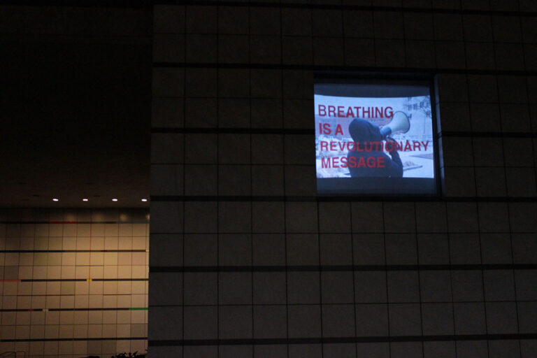 Breathing is a revolutionary message MIT Cambridge MA 2 Italiani in trasferta. Esporre sulla facciata del MIT di Cambridge, dopo avervi lavorato con Antoni Muntadas. Accade a Studio++, ecco le immagini