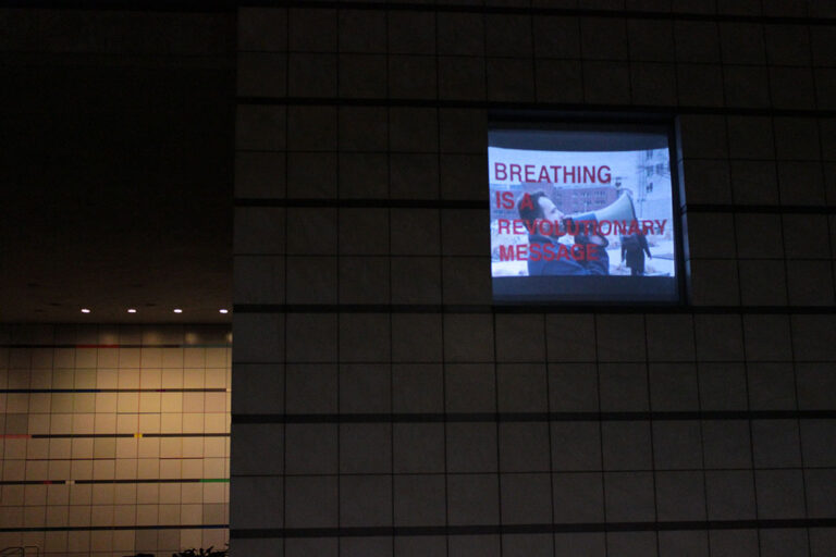 Breathing is a revolutionary message MIT Cambridge MA 3 Italiani in trasferta. Esporre sulla facciata del MIT di Cambridge, dopo avervi lavorato con Antoni Muntadas. Accade a Studio++, ecco le immagini