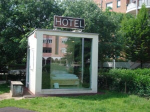 A Bolzano il Cubo Garutti diventa Hotel Cubo. D’artista