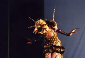 Costumi di scena tra colore e suono. Taglio performativo per la retrospettiva di Clarisse Praun-Maylunas al Forum Austriaco di Cultura di Roma: ecco qualche immagine