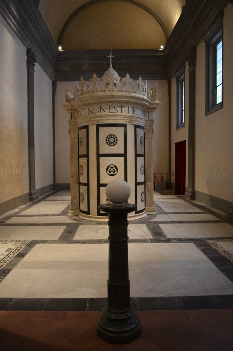 James Lee Byars The Platon Head foto Valentina Silvestrini James Lee Byars Vs Leon Battista Alberti, e il nuovo Gesù secondo Jonathas De Andrade. Immagini dalla preview delle mostre al Museo Marino Marini di Firenze