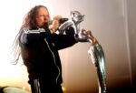 Jonathan Davis della band Korn si esibisce con lasta da microfono designed by HR Giger ph. Shirlaine ForrestWireImage Addio a H.R. Giger, padre di Alien e artista visionario