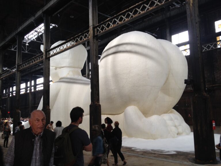 Kara Walker Domino Sugar Refinery New York 1 New York Updates: l'enorme scultura di Kara Walker nella ex raffineria di zucchero a Brooklyn. Foto e video della più emozionante cosa che potete trovare durante Frieze New York