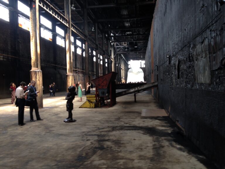 Kara Walker Domino Sugar Refinery New York 11 New York Updates: l'enorme scultura di Kara Walker nella ex raffineria di zucchero a Brooklyn. Foto e video della più emozionante cosa che potete trovare durante Frieze New York