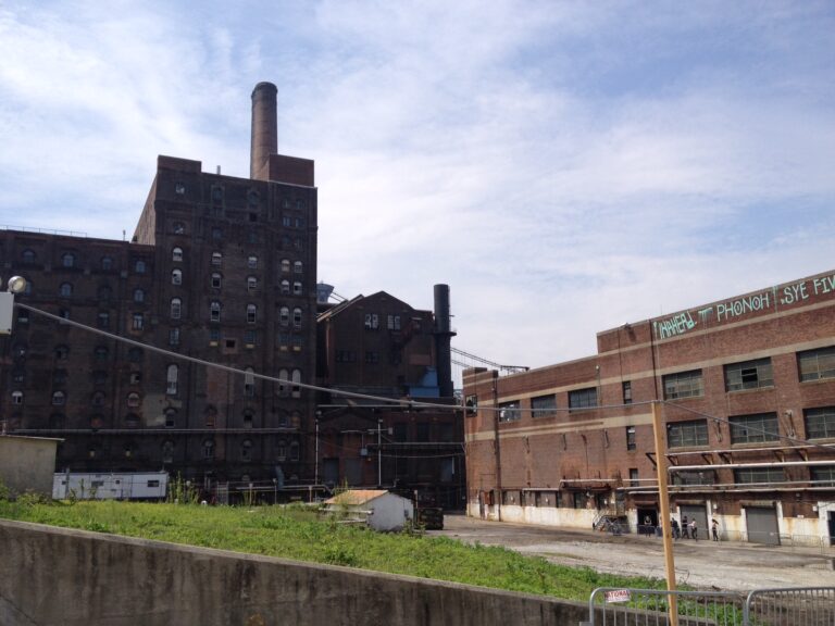 Kara Walker Domino Sugar Refinery New York 12 New York Updates: l'enorme scultura di Kara Walker nella ex raffineria di zucchero a Brooklyn. Foto e video della più emozionante cosa che potete trovare durante Frieze New York