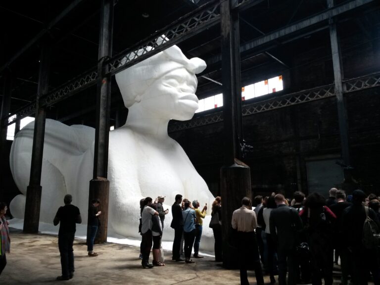 Kara Walker Domino Sugar Refinery New York 14 New York Updates: l'enorme scultura di Kara Walker nella ex raffineria di zucchero a Brooklyn. Foto e video della più emozionante cosa che potete trovare durante Frieze New York