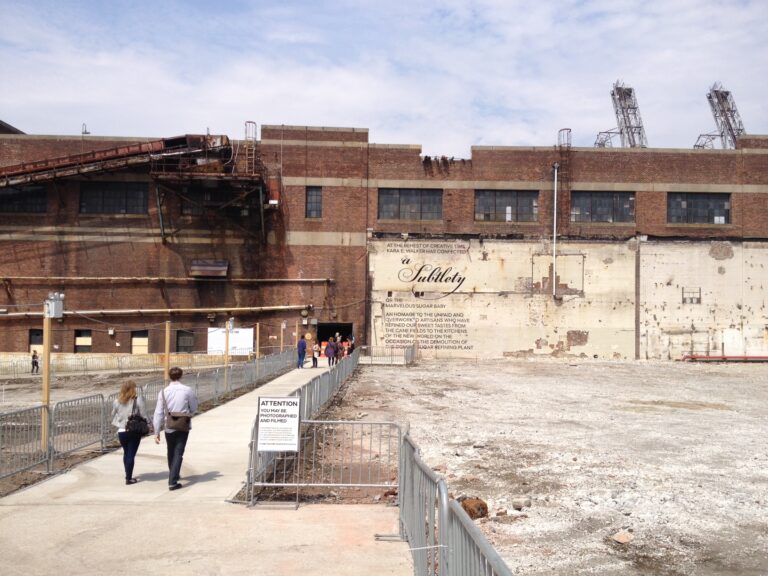 Kara Walker Domino Sugar Refinery New York 16 New York Updates: l'enorme scultura di Kara Walker nella ex raffineria di zucchero a Brooklyn. Foto e video della più emozionante cosa che potete trovare durante Frieze New York