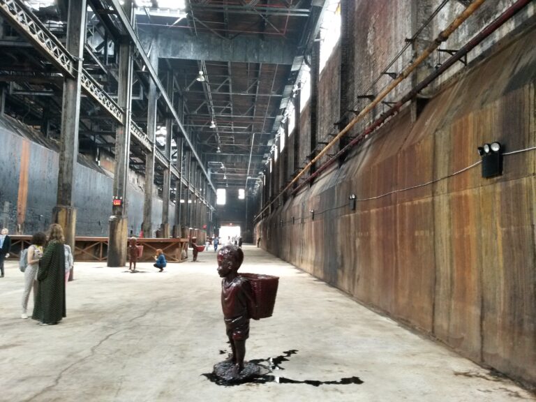 Kara Walker Domino Sugar Refinery New York 18 New York Updates: l'enorme scultura di Kara Walker nella ex raffineria di zucchero a Brooklyn. Foto e video della più emozionante cosa che potete trovare durante Frieze New York