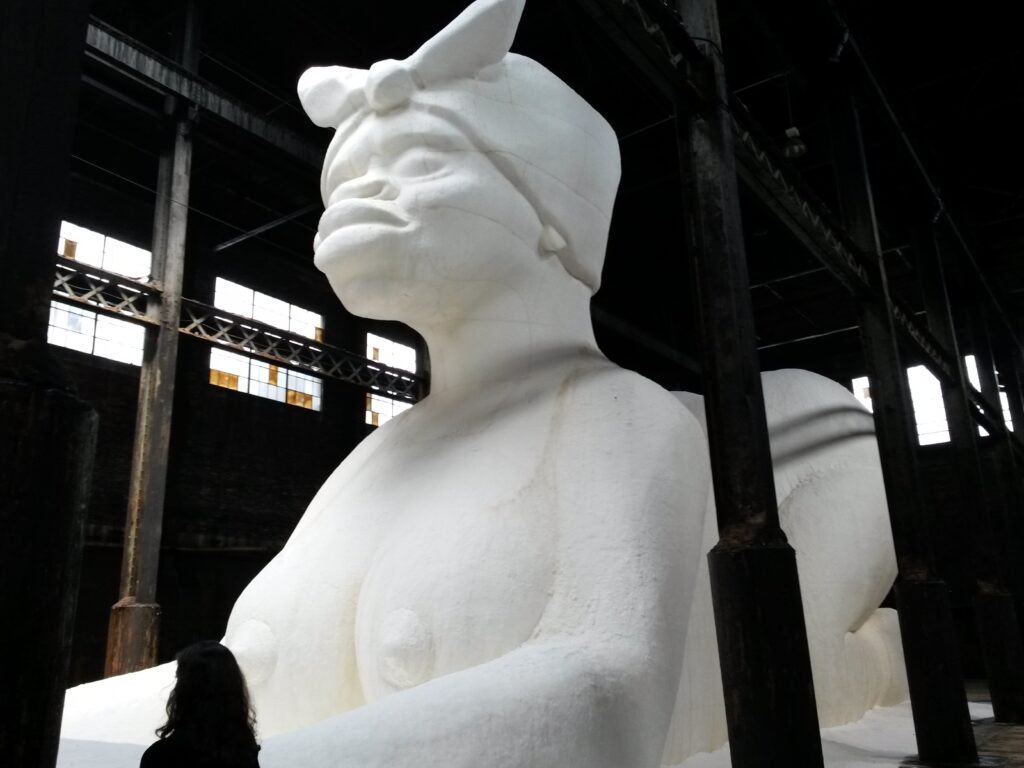 New York Updates: l’enorme scultura di Kara Walker nella ex raffineria di zucchero a Brooklyn. Foto e video della più emozionante cosa che potete trovare durante Frieze New York