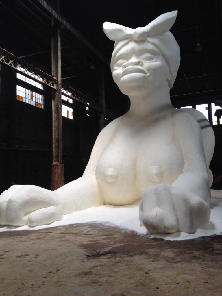 Kara Walker Domino Sugar Refinery New York 2 e1399812436606 New York Updates: l'enorme scultura di Kara Walker nella ex raffineria di zucchero a Brooklyn. Foto e video della più emozionante cosa che potete trovare durante Frieze New York