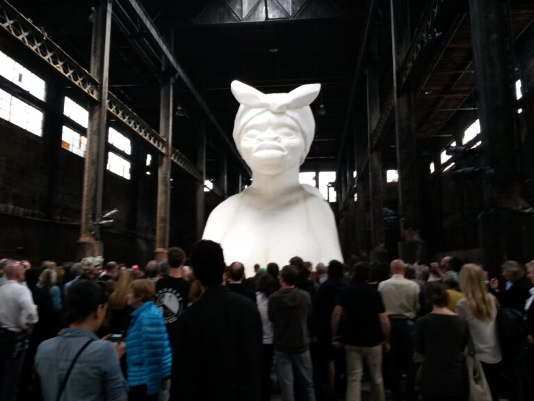 Kara Walker Domino Sugar Refinery New York 21 New York Updates: l'enorme scultura di Kara Walker nella ex raffineria di zucchero a Brooklyn. Foto e video della più emozionante cosa che potete trovare durante Frieze New York