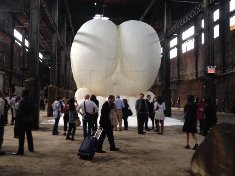 Kara Walker Domino Sugar Refinery New York 3 New York Updates: l'enorme scultura di Kara Walker nella ex raffineria di zucchero a Brooklyn. Foto e video della più emozionante cosa che potete trovare durante Frieze New York