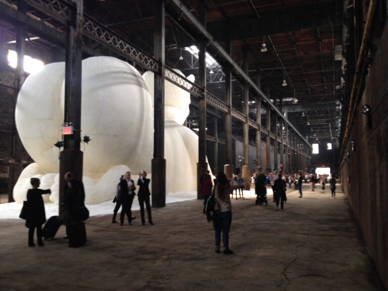 Kara Walker Domino Sugar Refinery New York 4 New York Updates: l'enorme scultura di Kara Walker nella ex raffineria di zucchero a Brooklyn. Foto e video della più emozionante cosa che potete trovare durante Frieze New York