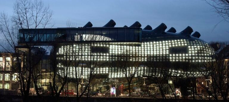 Kunsthaus Graz facciata ingresso – foto Universalmuseum Joanneum Pace fatta tra il sindaco di Graz e il direttore artistico della utopica Kunsthaus cittadina? Non proprio, solo un equilibrio molto precario in attesa di risultati. Concreti!