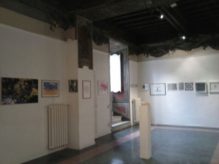 La mostra delle opere de La grande asta dei Martedì Critici 6 Quando l’arte sostiene sé stessa. A Roma c’è l’asta per i Martedì Critici: in vendita opere donate dagli artisti protagonisti degli incontri