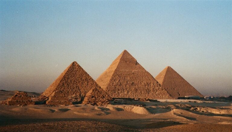 Le Piramidi di Giza Il mistero delle Piramidi. Ricercatori olandesi svelano il segreto che consentiva agli Egizi di spostare le enormi pietre necessarie alla costruzione