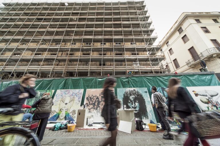 MG 9977 800x533 Lavori in corso, palazzi storici e beni comuni. A Torino gli studenti dell’Accademia trasformano in opera d’arte la palizzata del cantiere Lagrange 12