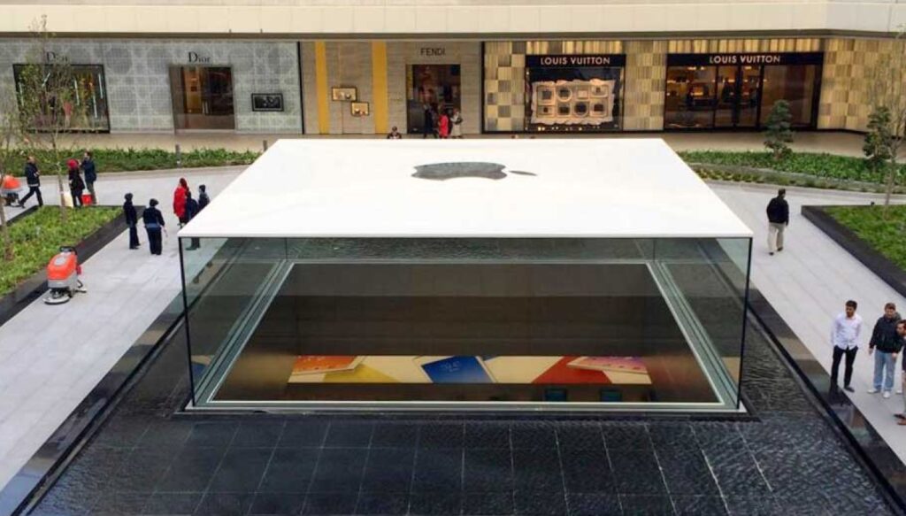 Un cubo di vetro griffato Norman Foster. È dell’archistar inglese il progetto per il nuovo Apple Store di Istanbul: nessun orpello e grande sintesi formale