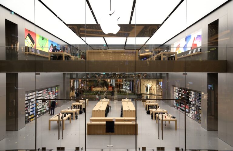 Norman Foster Apple Store Istanbul copyright Apple 1 Un cubo di vetro griffato Norman Foster. È dell’archistar inglese il progetto per il nuovo Apple Store di Istanbul: nessun orpello e grande sintesi formale