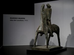Scultura a Malpensa: ecco svelata l’Idea di Cavaliere di Marino Marini, in mostra fino a fine agosto nell’aeroporto di Milano