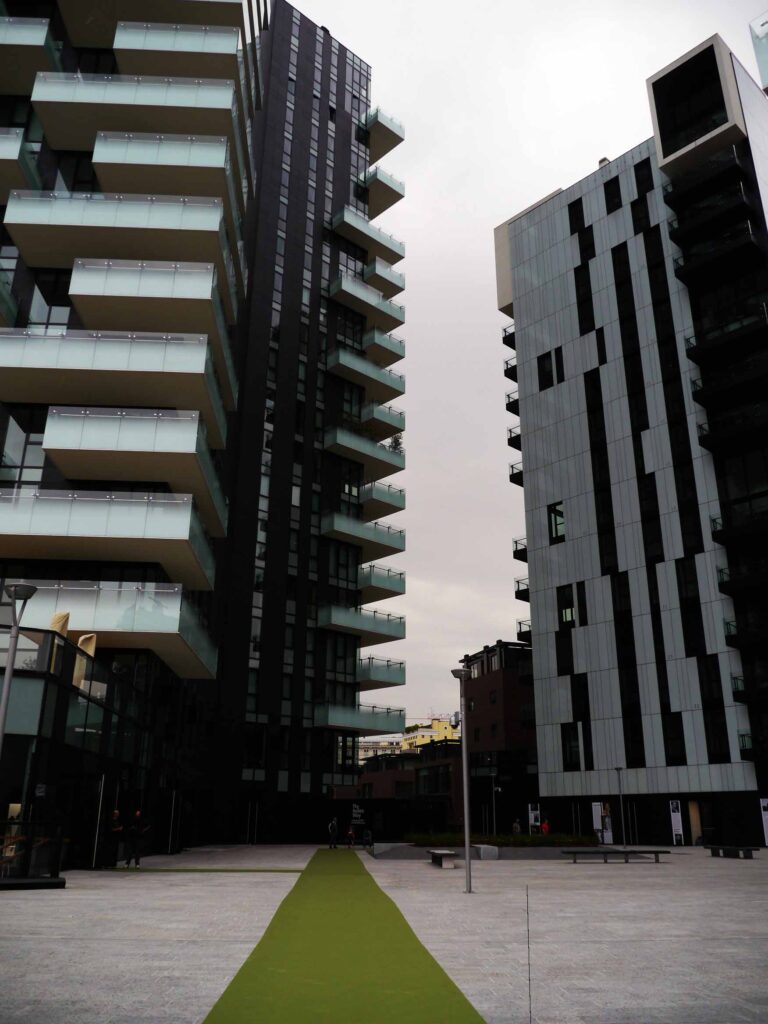 P1260807 Milano: dopo quella intitolata a Gae Aulenti ecco piazza Alvar Aalto e piazza Lina Bo Bardi. Fotogallery dall’apertura dell’area Porta Nuova Varesine