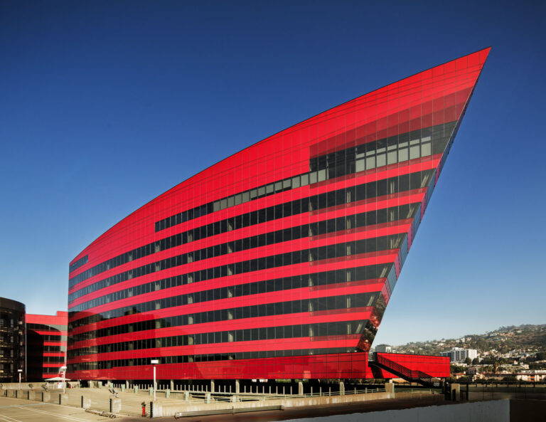 Red Building At Pacific Design Center photo Scott Frances Pianeta Pacific Design Center. Conversazione con Helen Varola