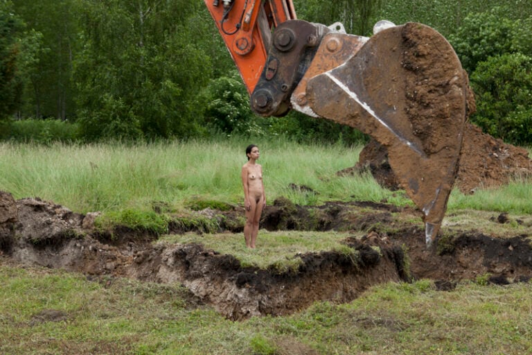 Regina José Galindo, Tierra, 2013, photograph, Courtesy prometeogallery di Ida Pisani