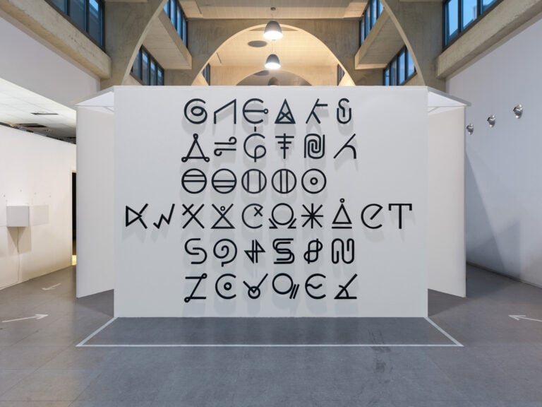 Simboli in legno impregnati con inchiostro da stampanti. 30x30 cm ognuno 001 David Reimondo ha fatto Terna. Intervista con l’artista vincitore del premio