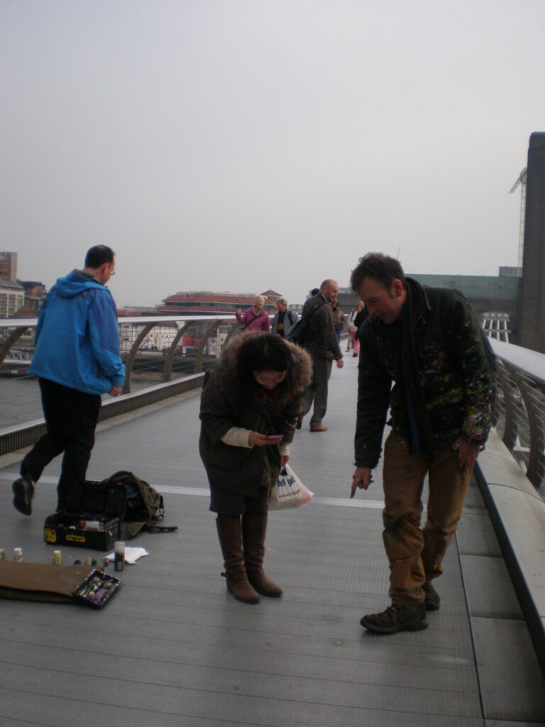 Sul Millennium Bridge con passanti 2 Ben Wilson. L’artista (di strada) del chewing-gum