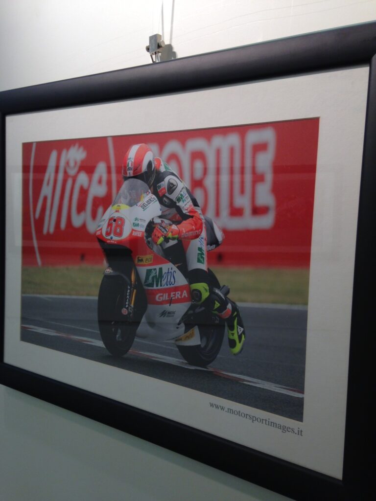 Super Sic 58. Oltre il Limite Mirafiori Galerie Torino 12 Super Sic 58: oltre il limite. A Mirafiori Galerie di Torino mostra-tributo al campione di moto GP Marco Simoncelli scomparso nel 2011. Ecco le immagini