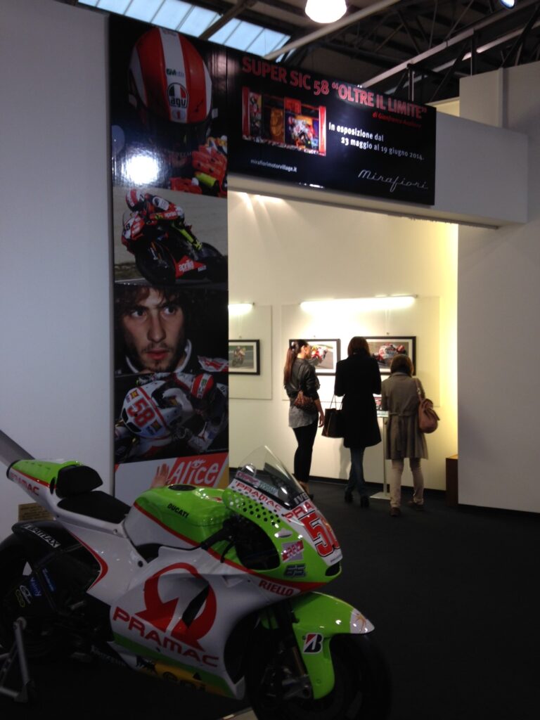 Super Sic 58. Oltre il Limite Mirafiori Galerie Torino 13 Super Sic 58: oltre il limite. A Mirafiori Galerie di Torino mostra-tributo al campione di moto GP Marco Simoncelli scomparso nel 2011. Ecco le immagini